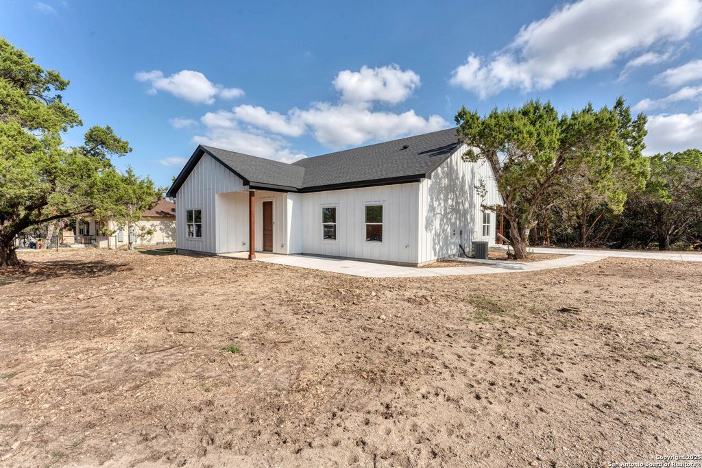 Photo of 664 Rolling Hills, Canyon Lake, TX 78133 (MLS # 1917897)