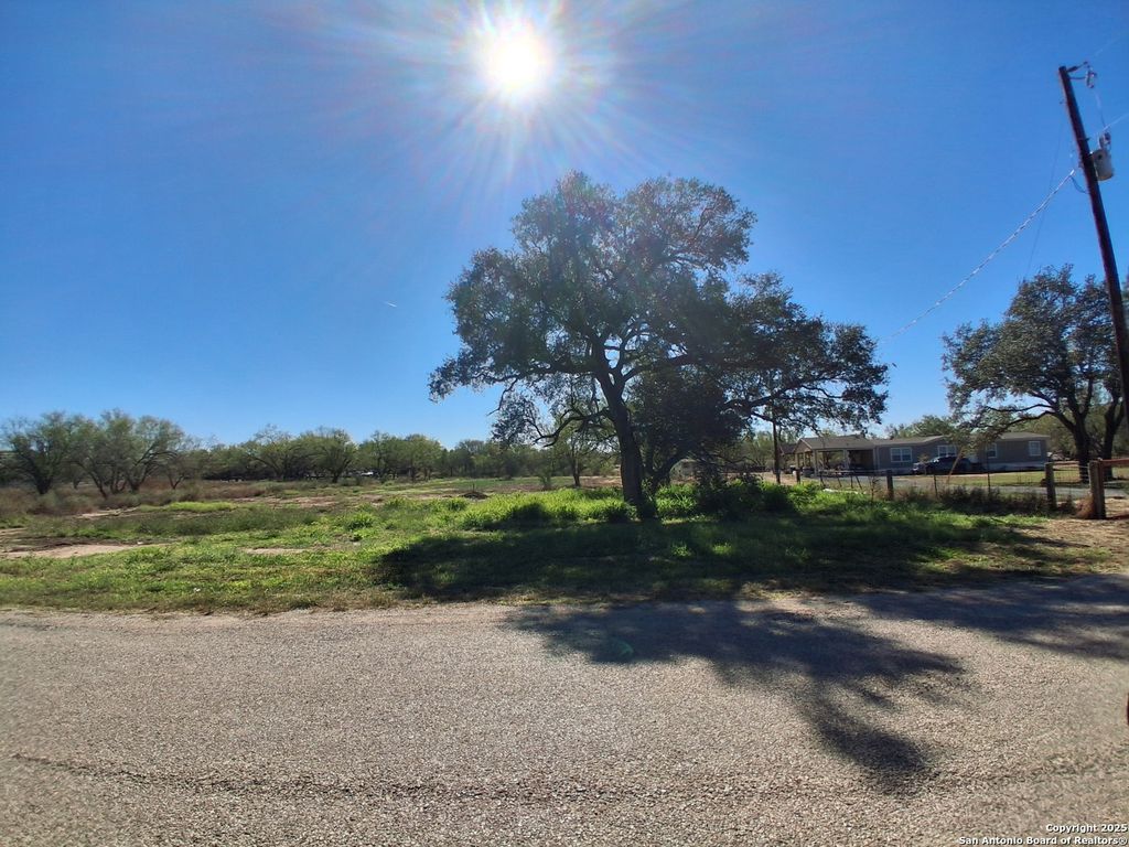 Photo of 105 County Road 2671, Devine, TX 78016 (MLS # 1928409)