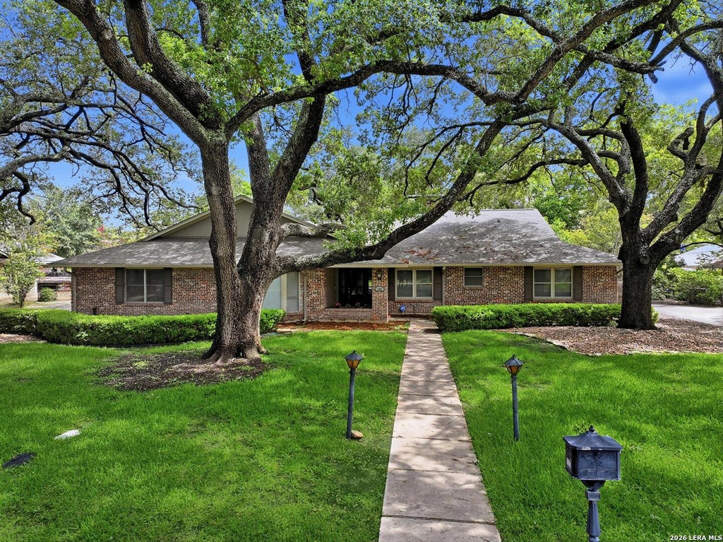 Photo of 105 Cobblestone, Castle Hills, TX 78213 (MLS # 1969209)