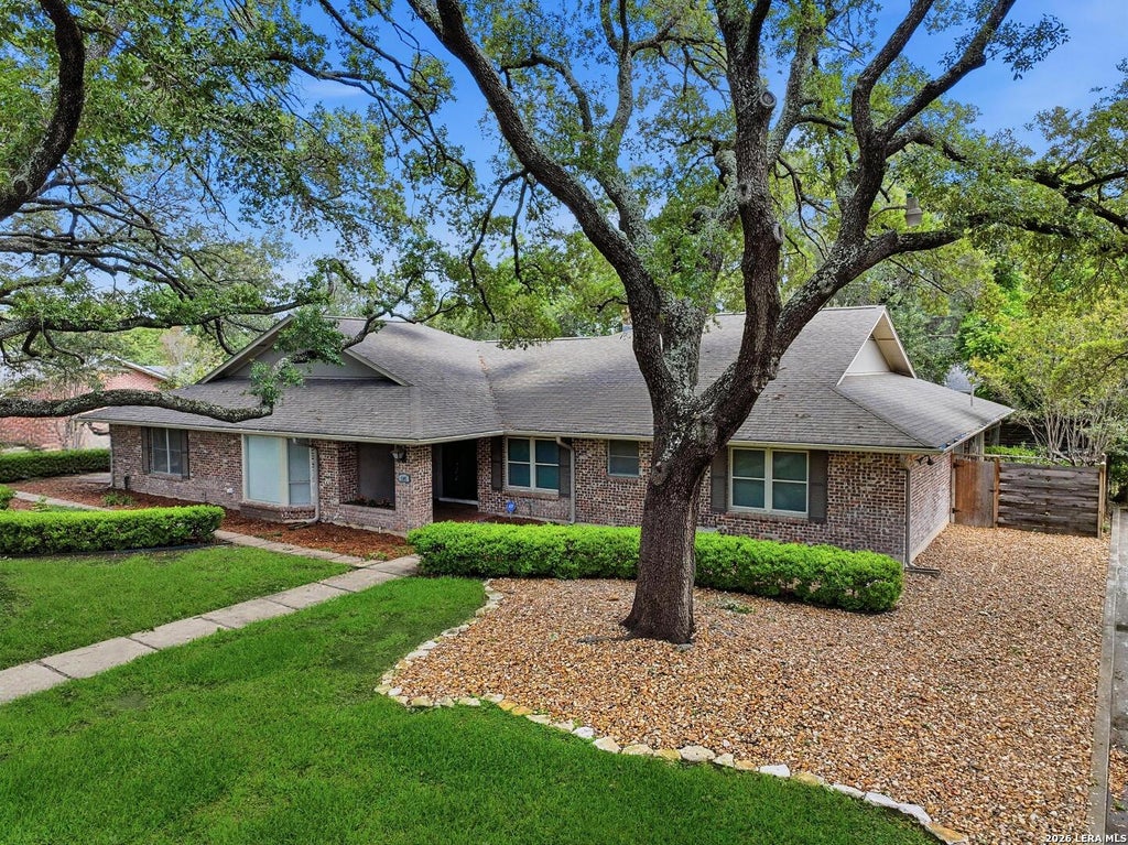 Photo of 105 Cobblestone, Castle Hills, TX 78213 (MLS # 1969209)