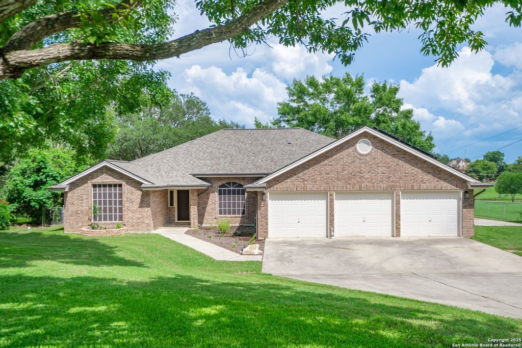 Photo of 313 Ridge Crest Dr, Seguin, TX 78155 (MLS # 1885357)