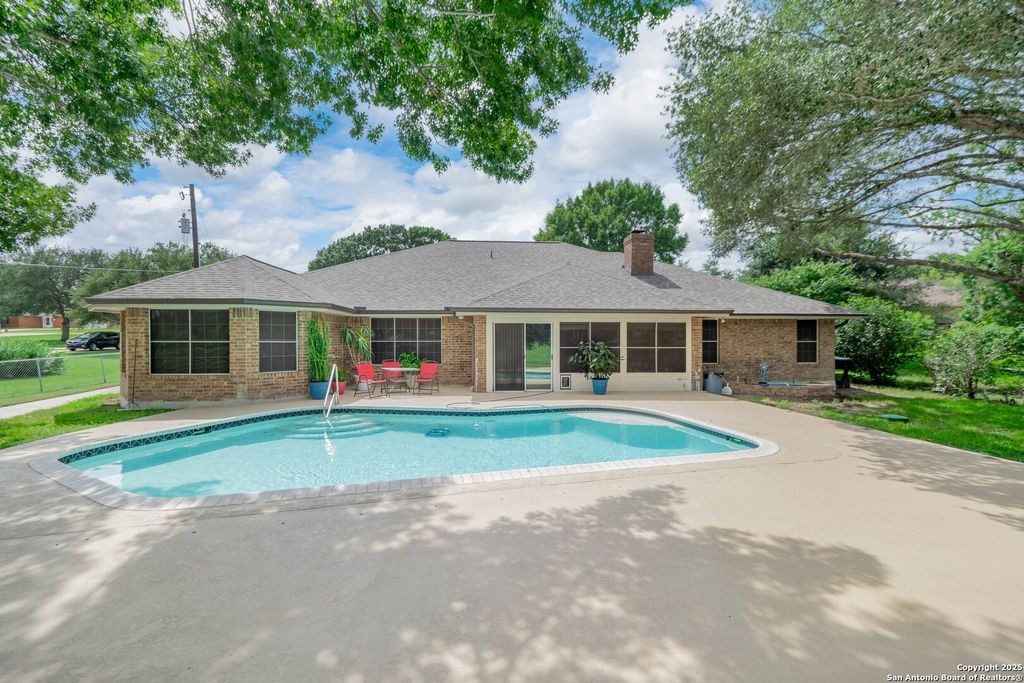 Photo of 313 Ridge Crest Dr, Seguin, TX 78155 (MLS # 1885357)