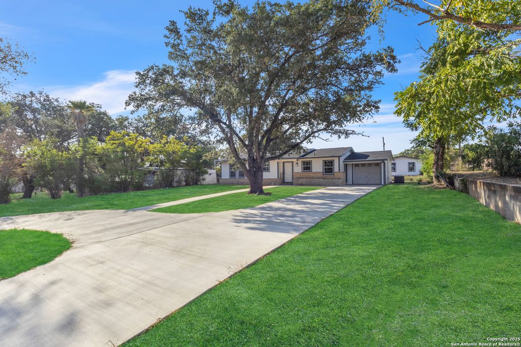 Photo of 515 Bensdale, Pleasanton, TX 78064 (MLS # 1908381)