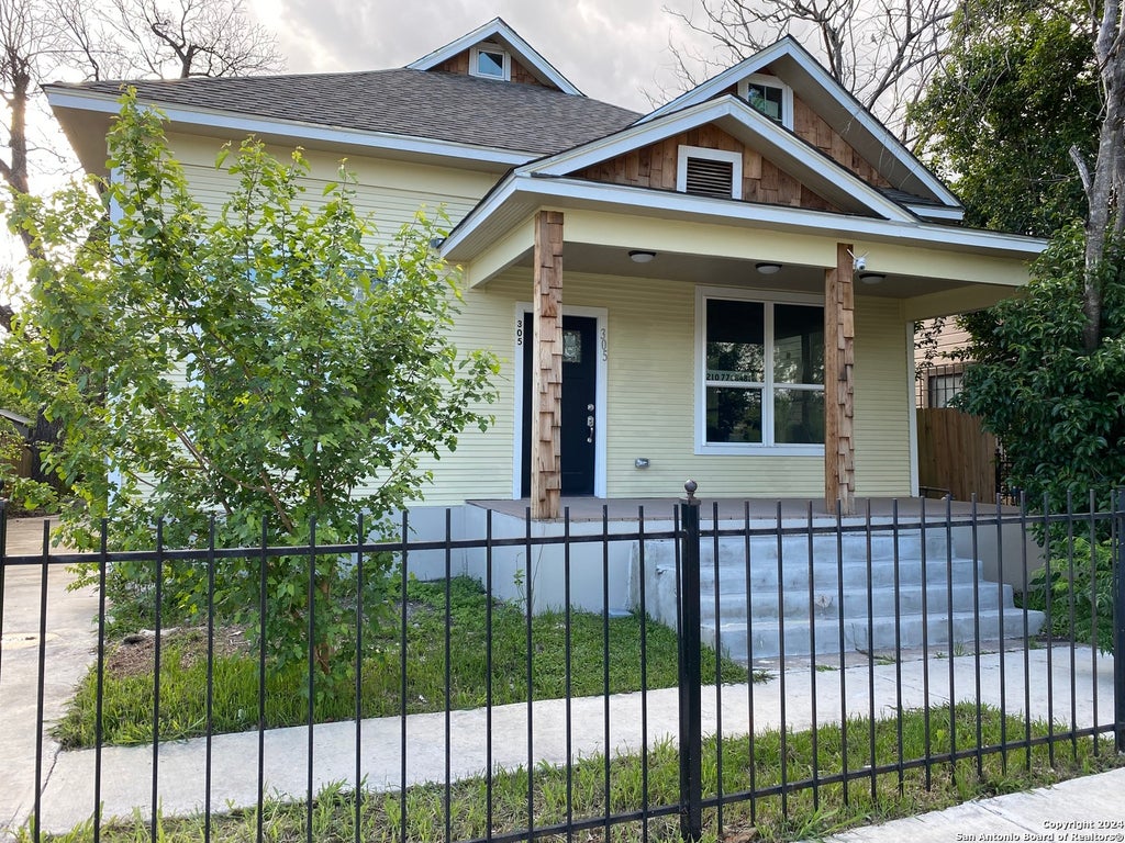 Photo of 305 SPRUCE ST, San Antonio, TX 78203 (MLS # 2022863)