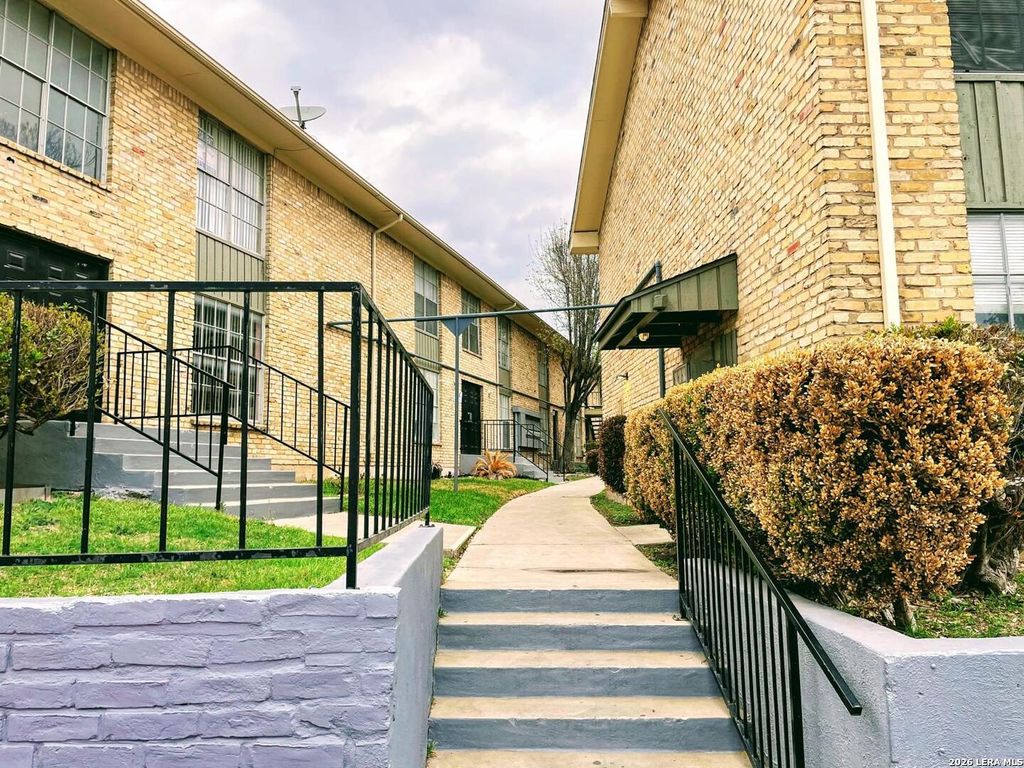 Photo of 6611 SOUTHPOINT ST 126B #126B, San Antonio, TX 78229 (MLS # 1961713)