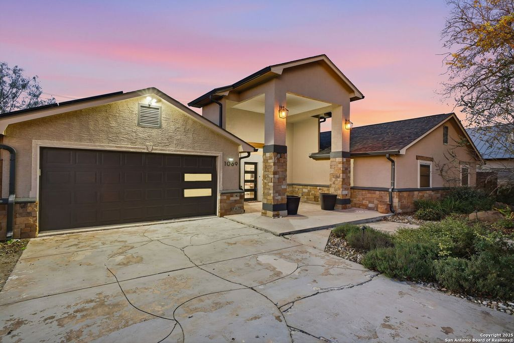 Photo of 1069 IVY LN, Terrell Hills, TX 78209 (MLS # 1930005)