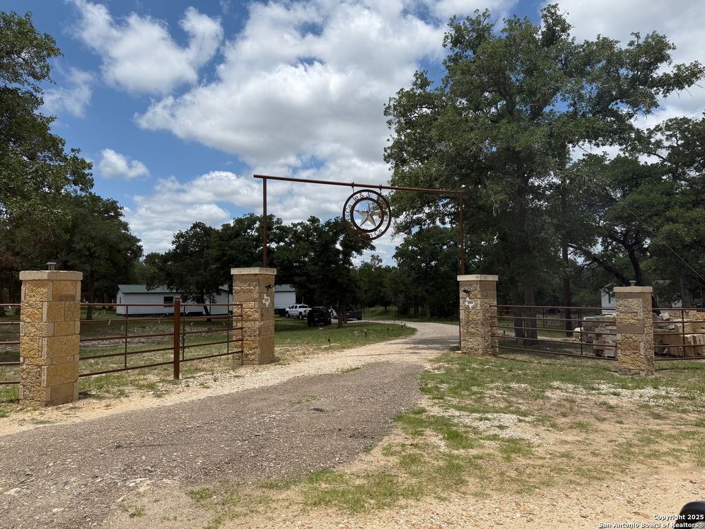 Photo of 108 Deep Woods, Seguin, TX 78155 (MLS # 1948197)