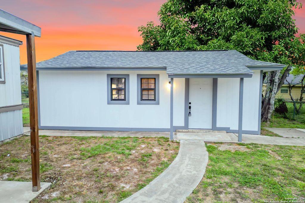 Photo of 215 Greenlawn Ave B #B, Pleasanton, TX 78064 (MLS # 1856103)