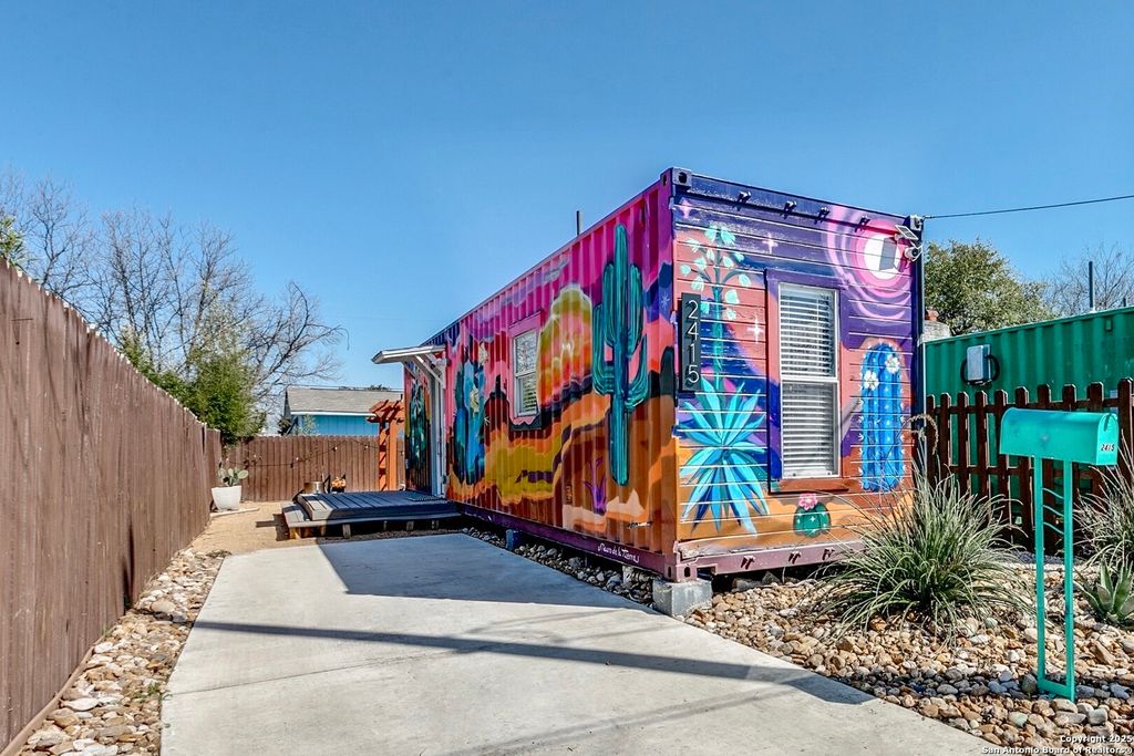 Photo of 2415 W Poplar, San Antonio, TX 78207 (MLS # 1926744)