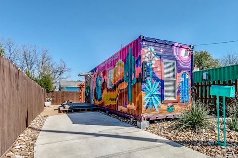 Photo of 2415 W Poplar, San Antonio, TX 78207 (MLS # 1926744)