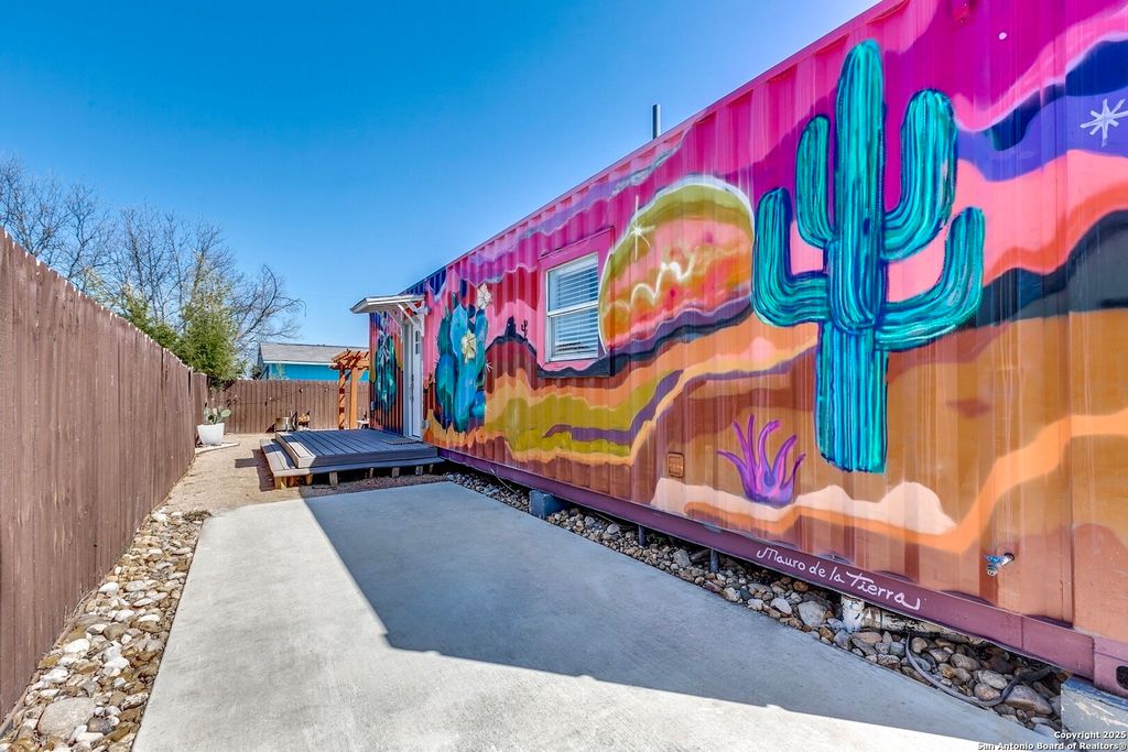 Photo of 2415 W Poplar, San Antonio, TX 78207 (MLS # 1926744)