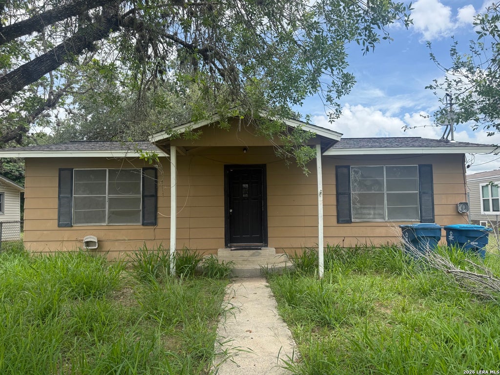 Photo of 1025 BOWEN ST, Pleasanton, TX 78064 (MLS # 1973378)