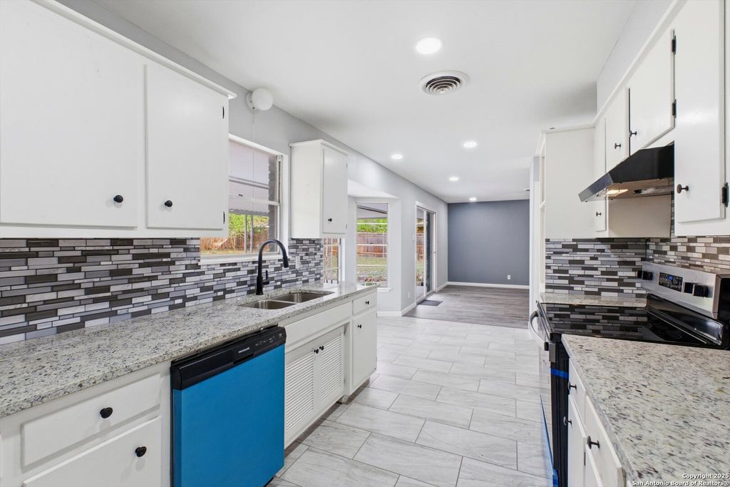 Photo of 413 Cloudmont Dr, Windcrest, TX 78239 (MLS # 1923316)