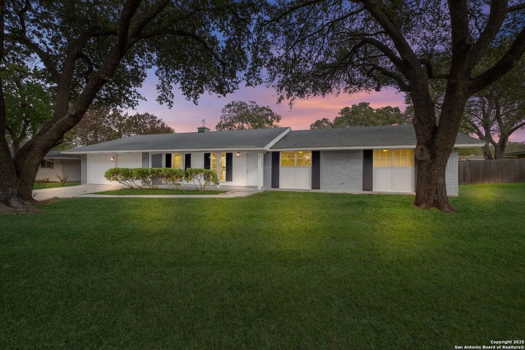 Photo of 413 Cloudmont Dr, Windcrest, TX 78239 (MLS # 1923316)