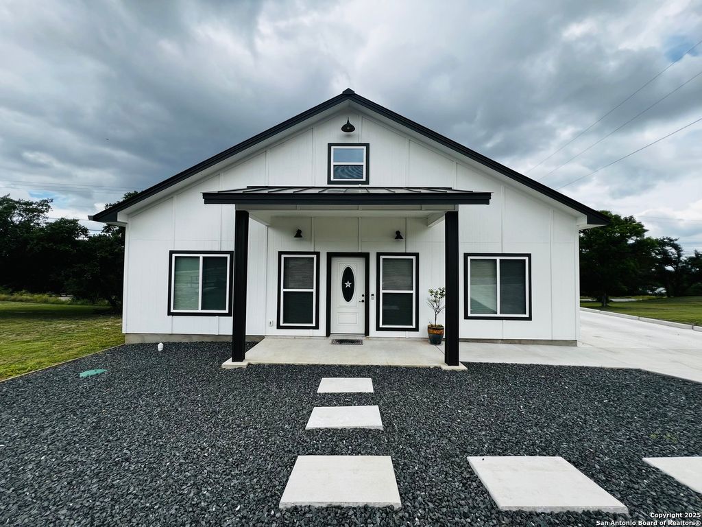 Photo of 708 Taylor Dr, Horseshoe Bay, TX 78657 (MLS # 1897621)