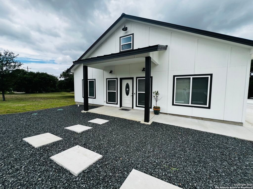 Photo of 708 Taylor Dr, Horseshoe Bay, TX 78657 (MLS # 1897621)