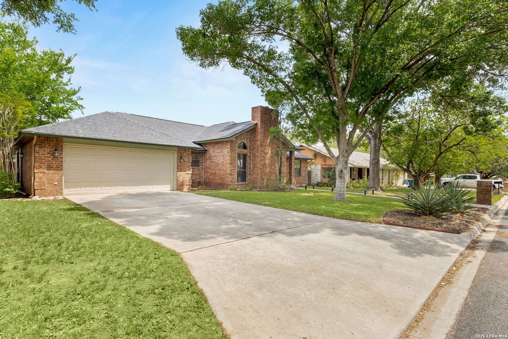 Photo of 213 HILLTOP DR, Seguin, TX 78155 (MLS # 1959368)
