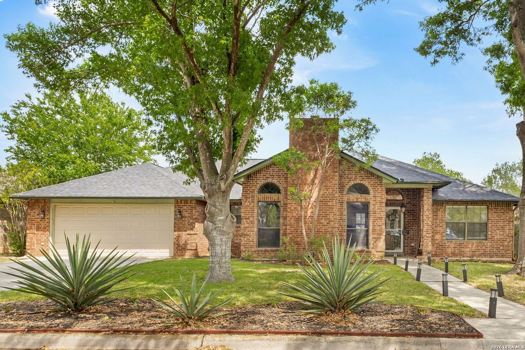 Photo of 213 HILLTOP DR, Seguin, TX 78155 (MLS # 1959368)