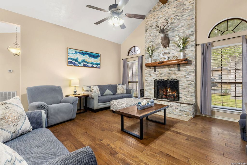 Photo of 213 HILLTOP DR, Seguin, TX 78155 (MLS # 1959368)