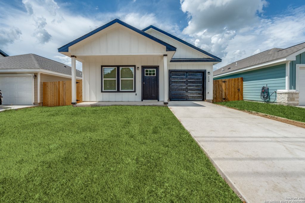 Photo of 228 W Martindale St, Seguin, TX 78155 (MLS # 1883686)