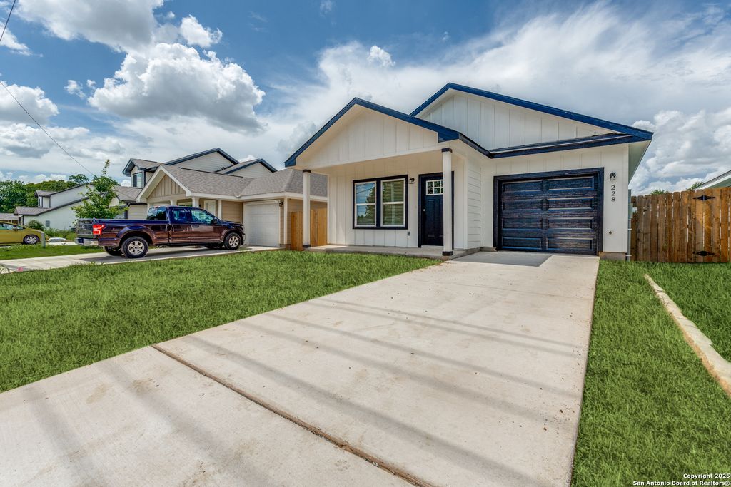 Photo of 228 W Martindale St, Seguin, TX 78155 (MLS # 1883686)