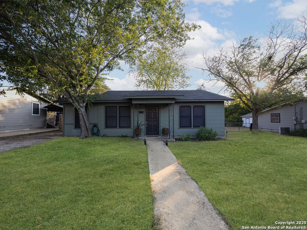 Photo of 1407 6th, Floresville, TX 78114 (MLS # 1907007)