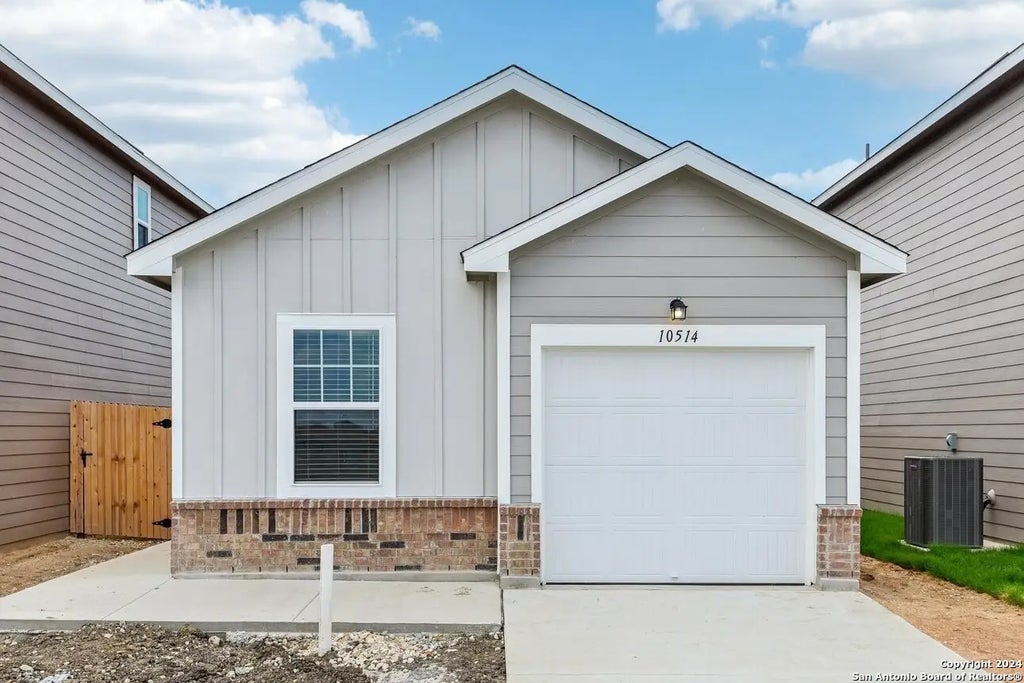 Photo of 833 Barnacle Court, Adkins, TX 78101 (MLS # 1877143)