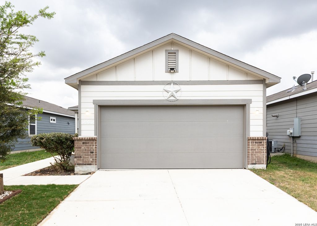 Photo of 3923 ivy, St Hedwig, TX 78152 (MLS # 1954575)