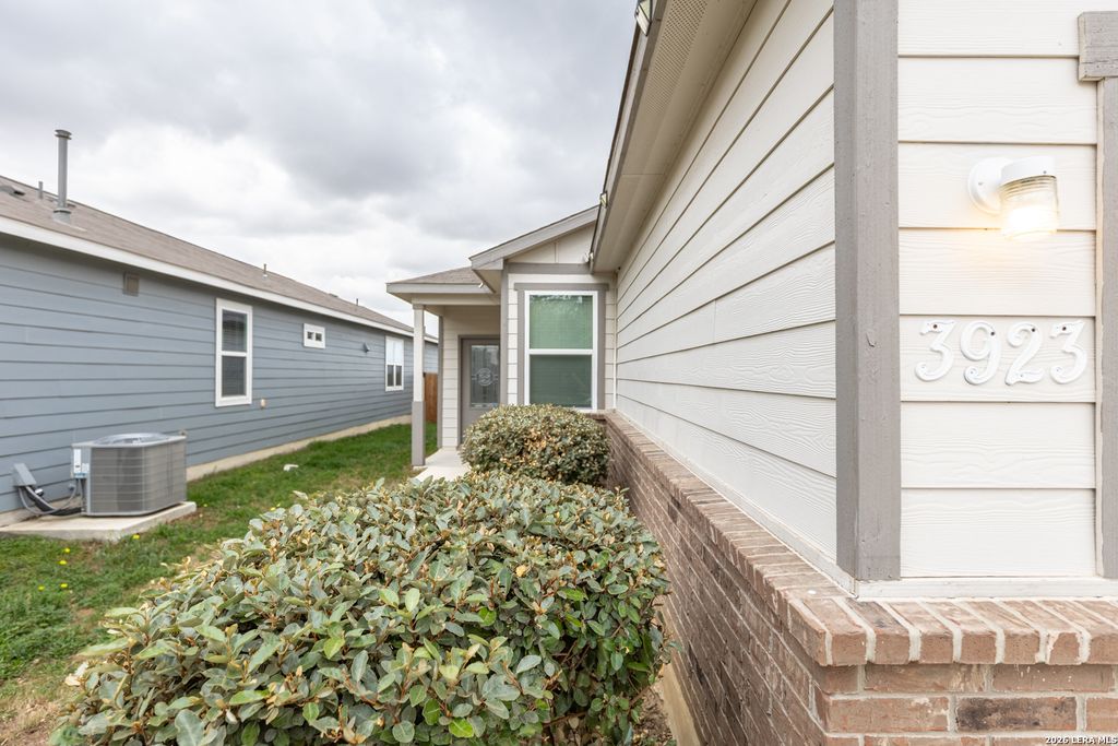 Photo of 3923 ivy, St Hedwig, TX 78152 (MLS # 1954575)