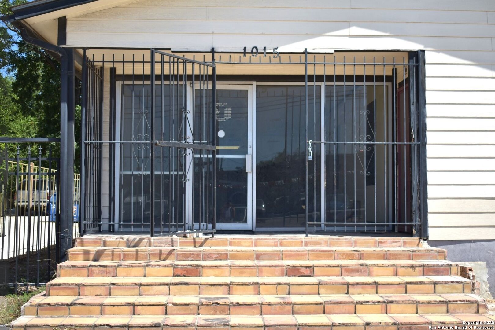 1015 W Hildebrand Ave