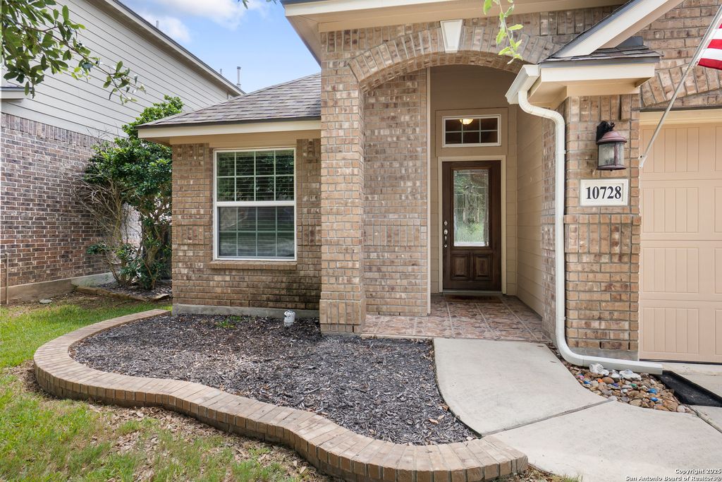 Photo of 10728 Barnsford Ln, Helotes, TX 78023 (MLS # 1907402)