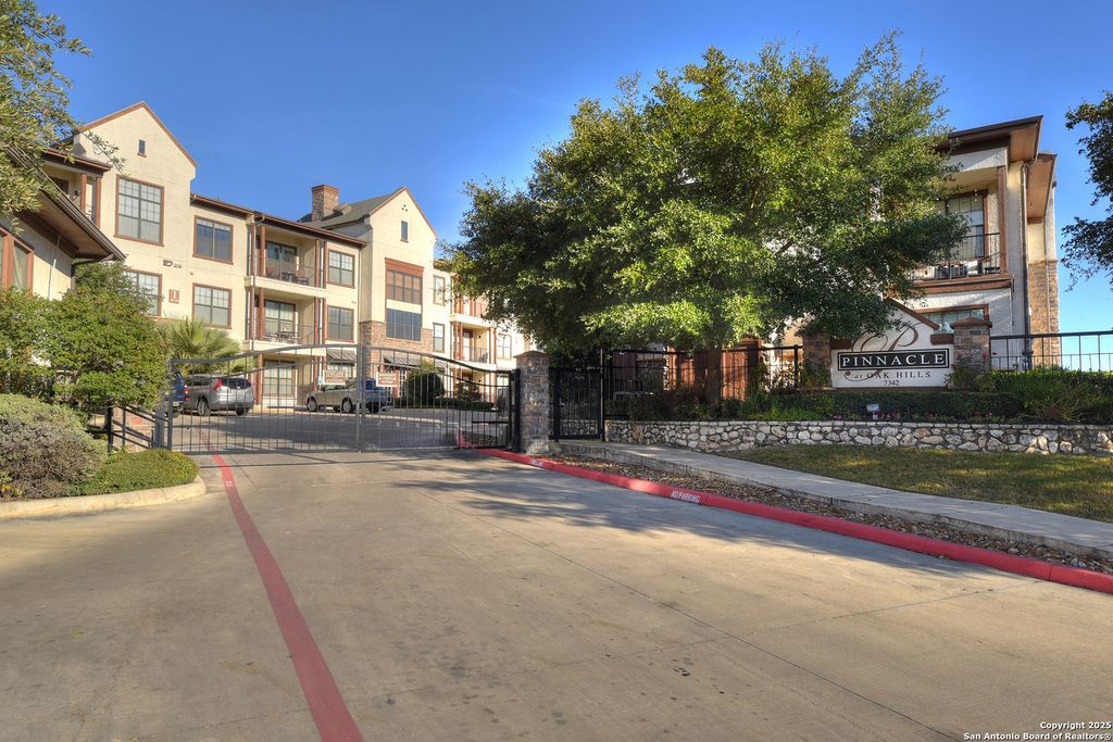 Photo of 7342 Oak Manor 7104 #7104, San Antonio, TX 78229 (MLS # 1929941)