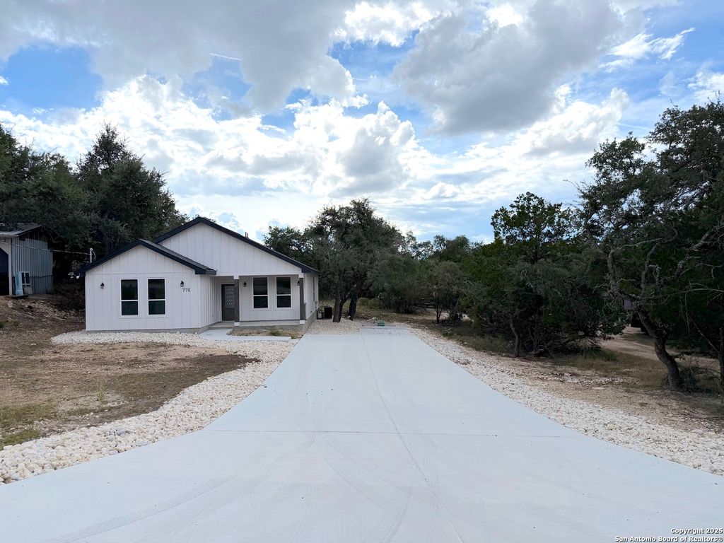 Photo of 770 Buck Run Pass, Canyon Lake, TX 78133 (MLS # 1913924)