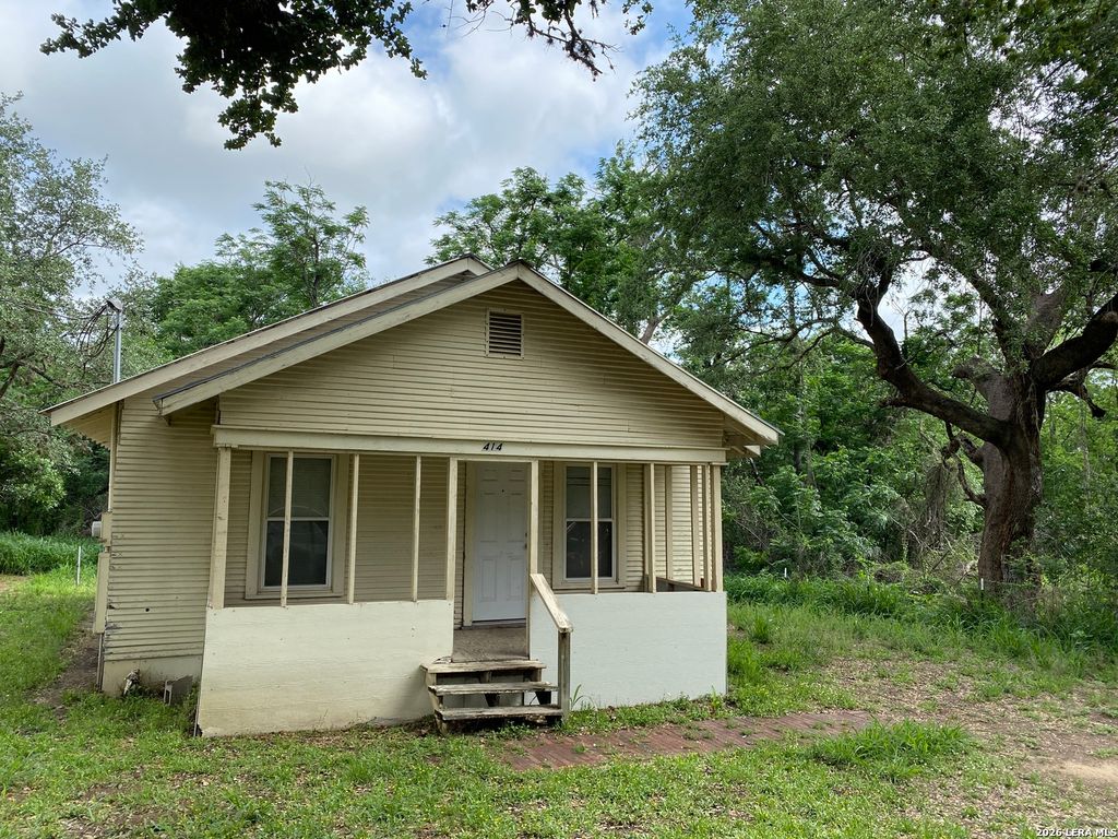 Photo of 414 W JOHNSON ST, Pleasanton, TX 78064 (MLS # 1960686)