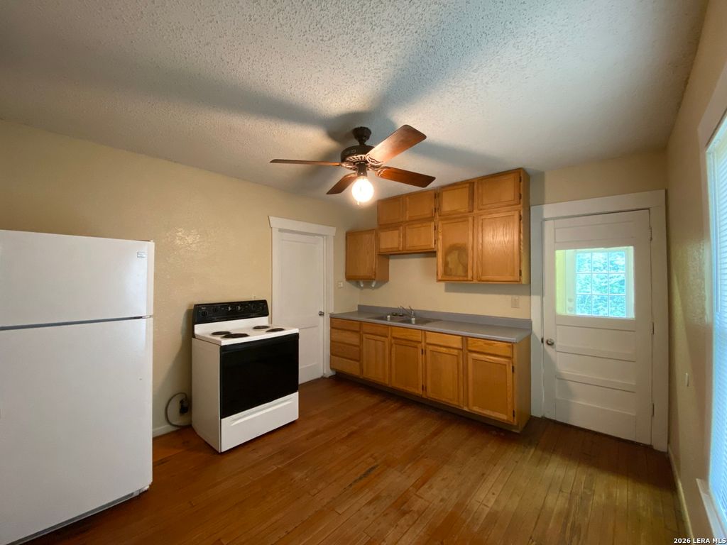 Photo of 414 W JOHNSON ST, Pleasanton, TX 78064 (MLS # 1960686)