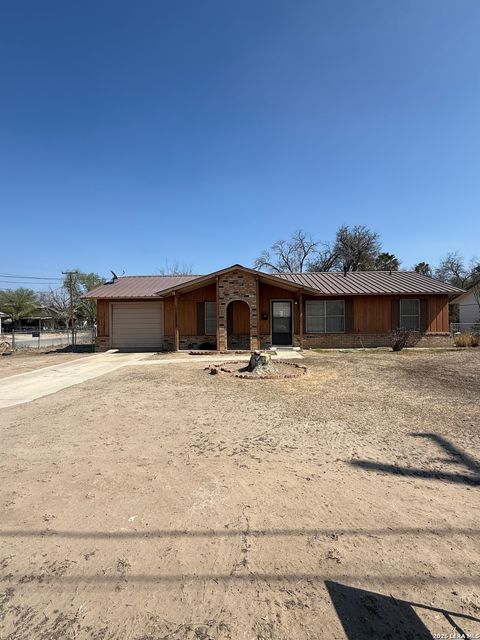 707 N 13th Carrizo Springs TX 78834