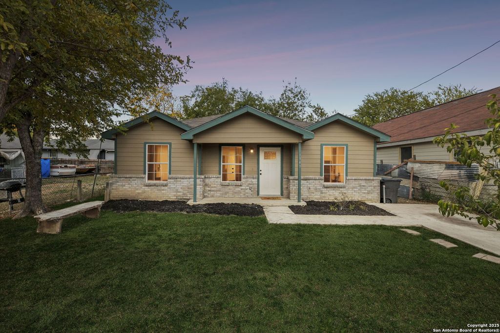 Photo of 1349 Rivas St, San Antonio, TX 78207 (MLS # 1924394)