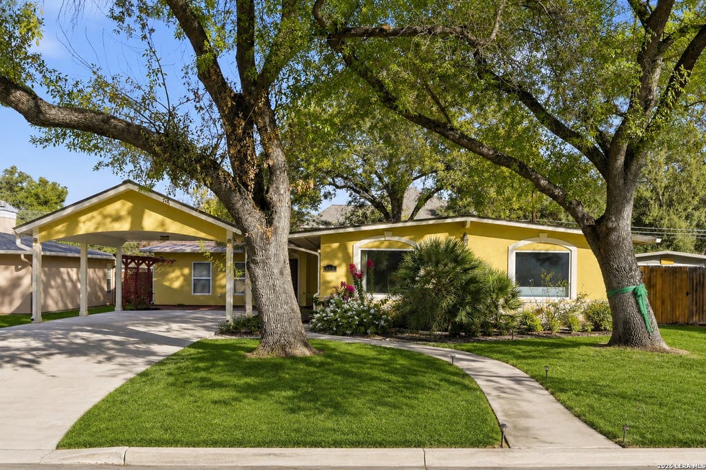 Photo of 415 CALUMET PL, San Antonio, TX 78209 (MLS # 2007626)
