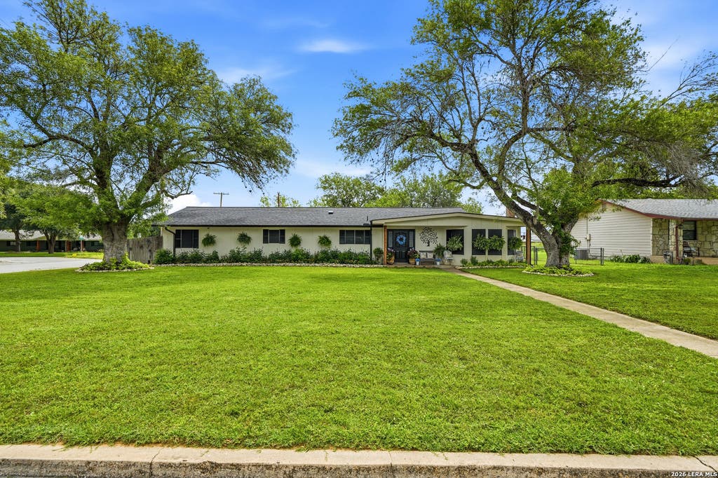 Photo of 910 Oakridge, Pleasanton, TX 78064 (MLS # 1991566)