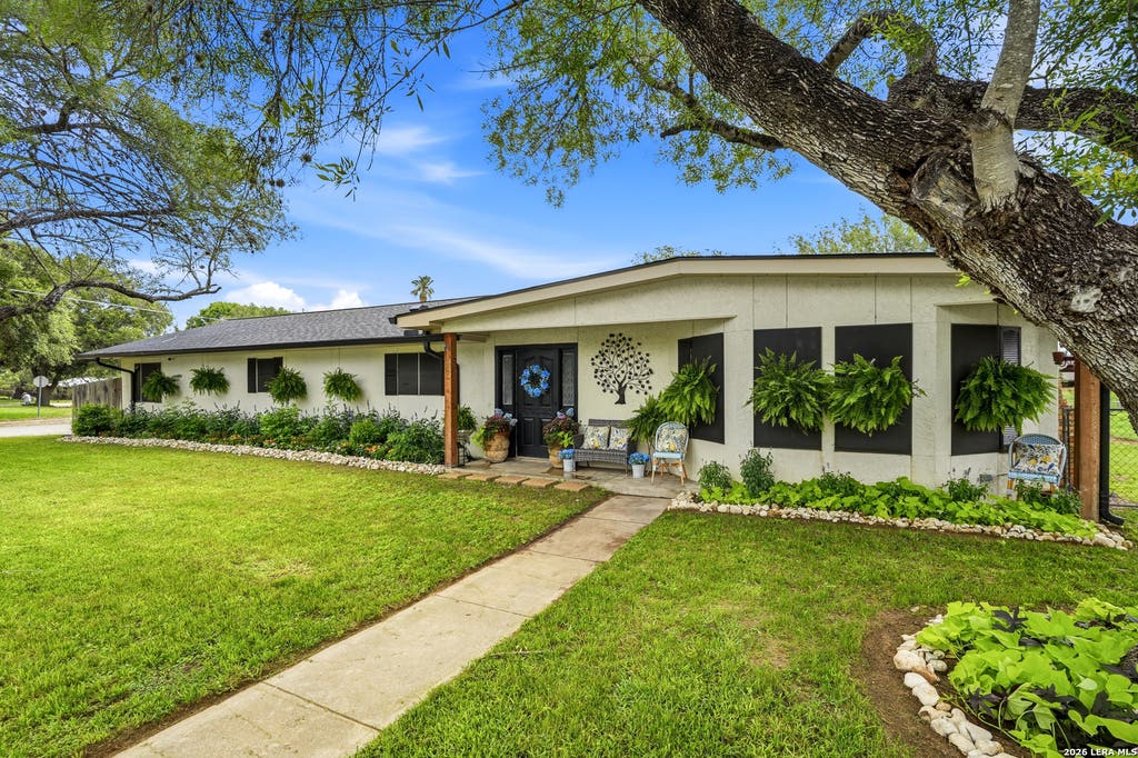 Photo of 910 Oakridge, Pleasanton, TX 78064 (MLS # 1991566)