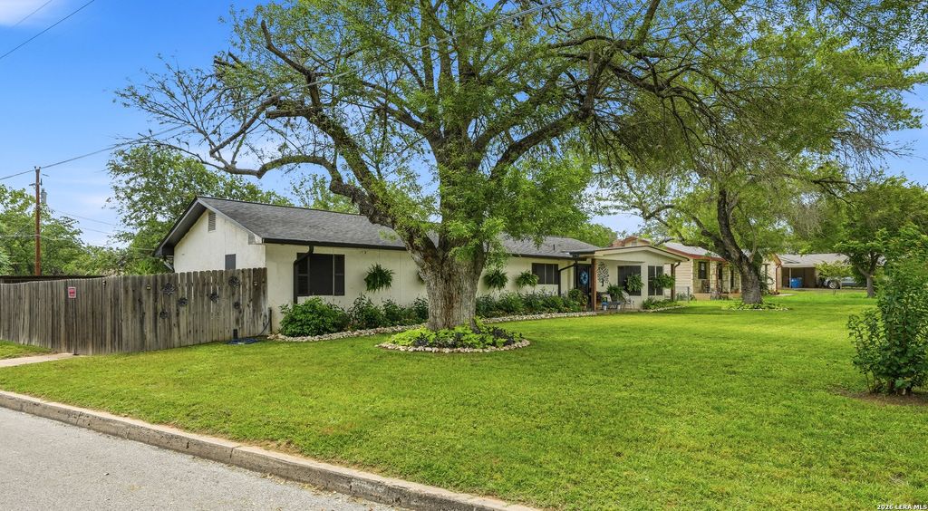 Photo of 910 Oakridge, Pleasanton, TX 78064 (MLS # 1991566)