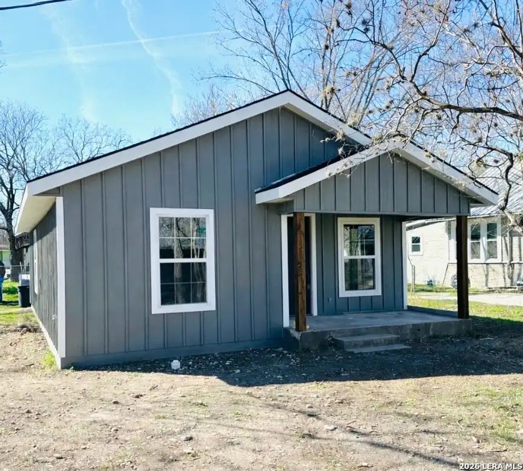 Photo of 618 S Saunders St, Seguin, TX 78155 (MLS # 1944073)