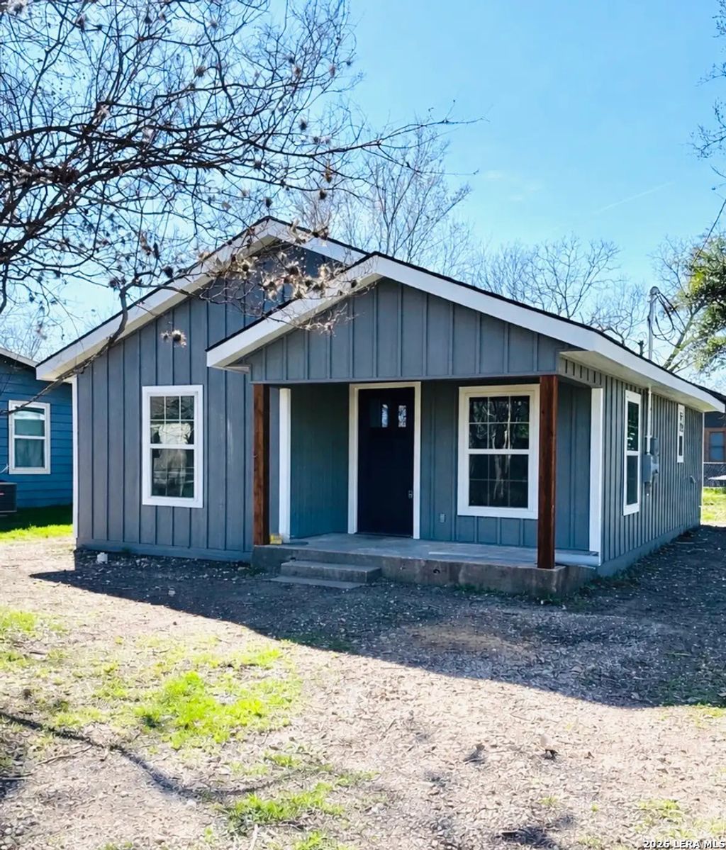 Photo of 618 S Saunders St, Seguin, TX 78155 (MLS # 1944073)