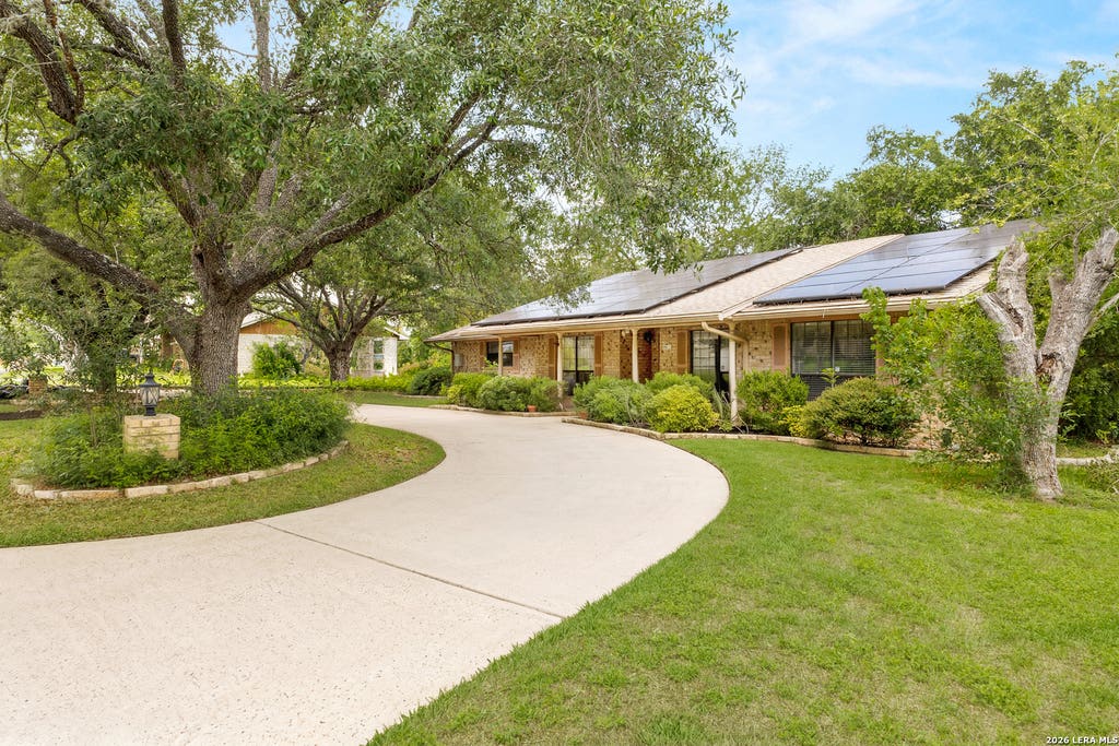 Photo of 225 HILLTOP DR, Seguin, TX 78155 (MLS # 1990832)