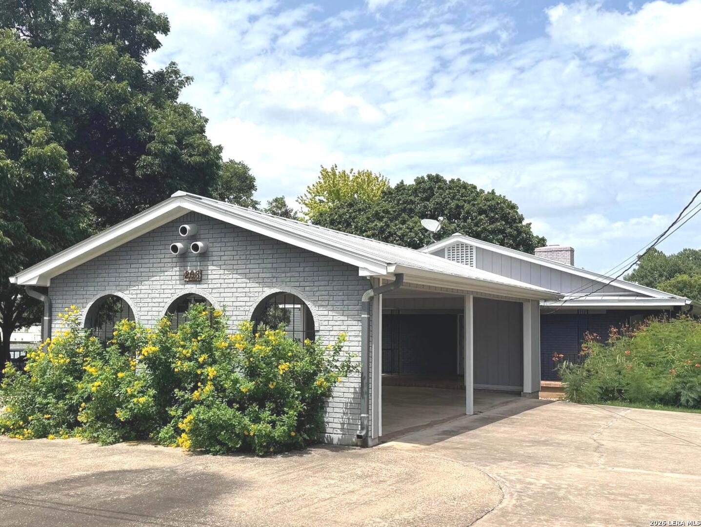 208 Riverside Dr