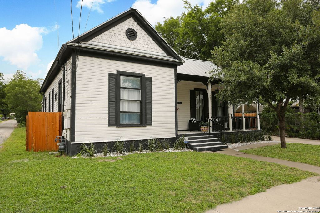 Photo of 1712 N Pine, San Antonio, TX 78208 (MLS # 1932145)