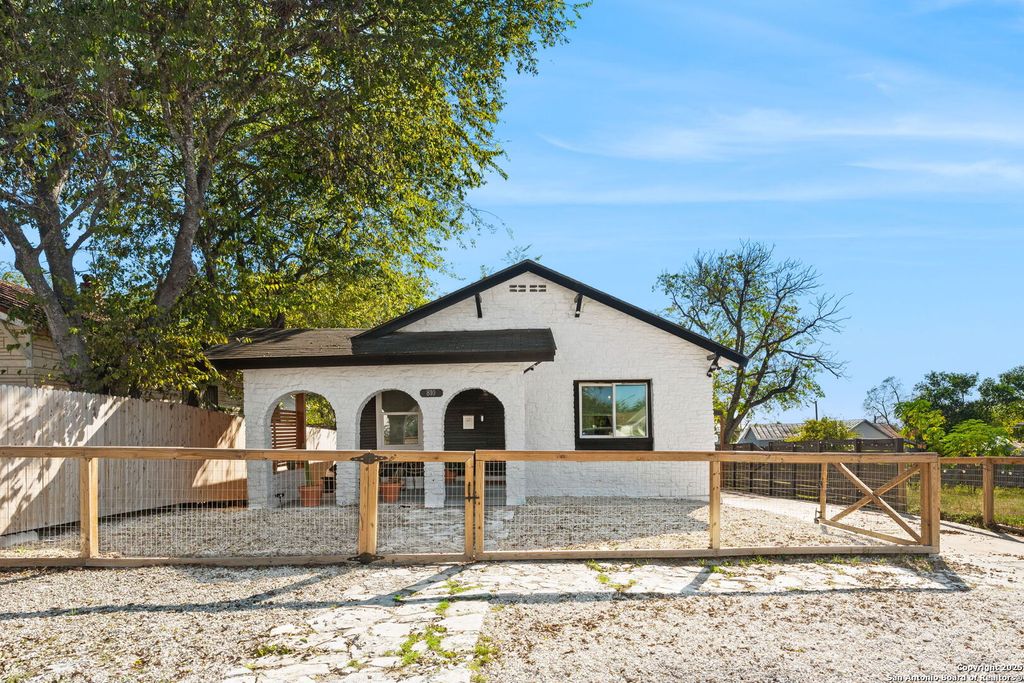 Photo of 810 Dakota, San Antonio, TX 78203 (MLS # 1926274)