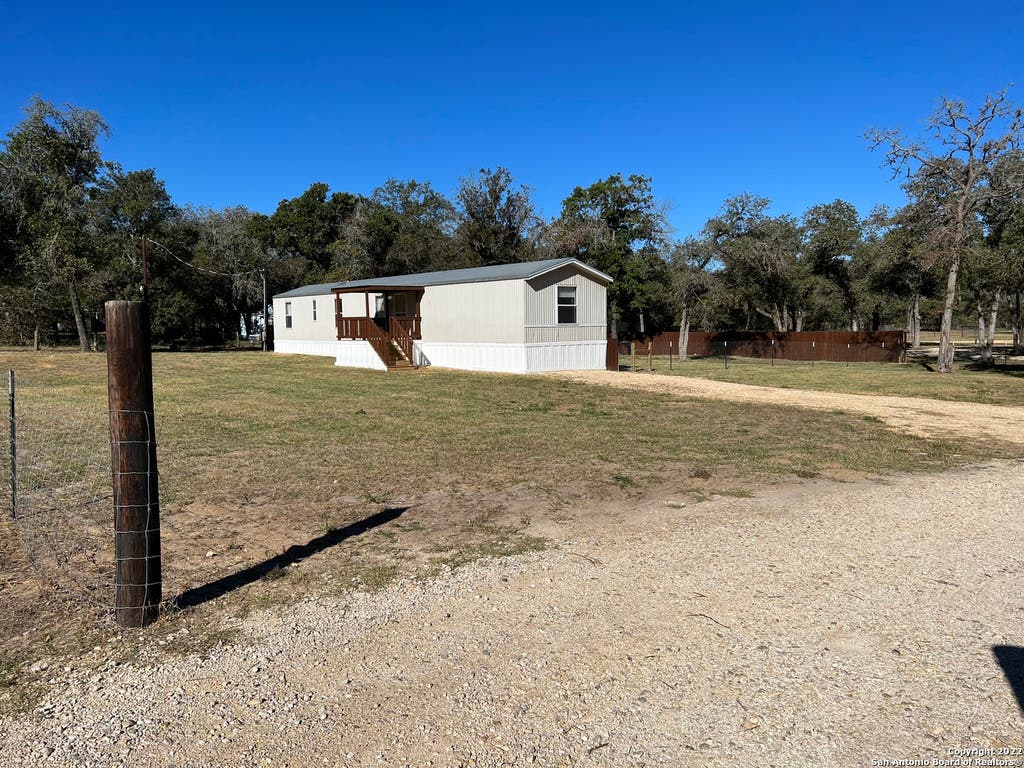 Photo of 224 Oak View Dr, La Vernia, TX 78121 (MLS # 1971671)