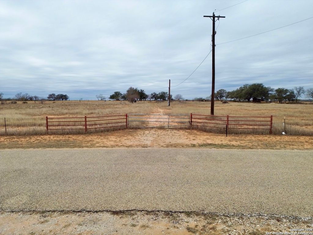 Photo of 120 S RIDGE DR, Lytle, TX 78052 (MLS # 1836599)