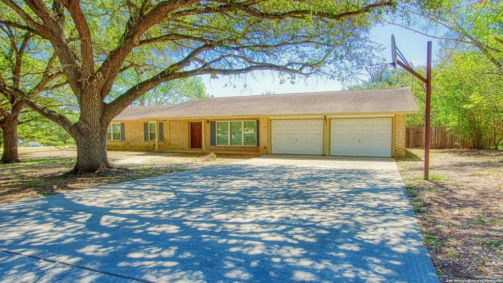 Photo of 806 F St, Floresville, TX 78114 (MLS # 1897003)